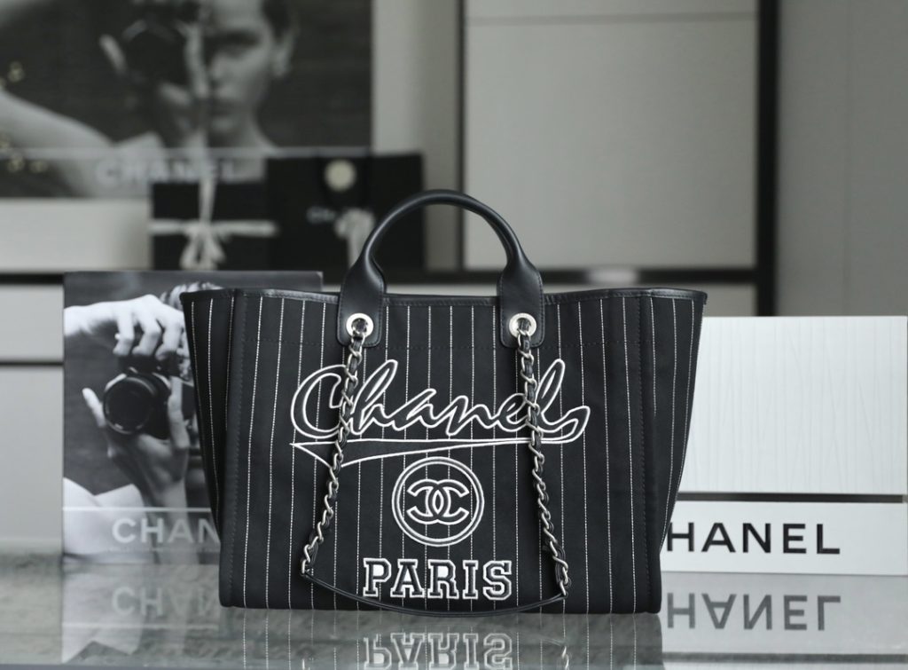 CHANEL shopping bag/beach bag