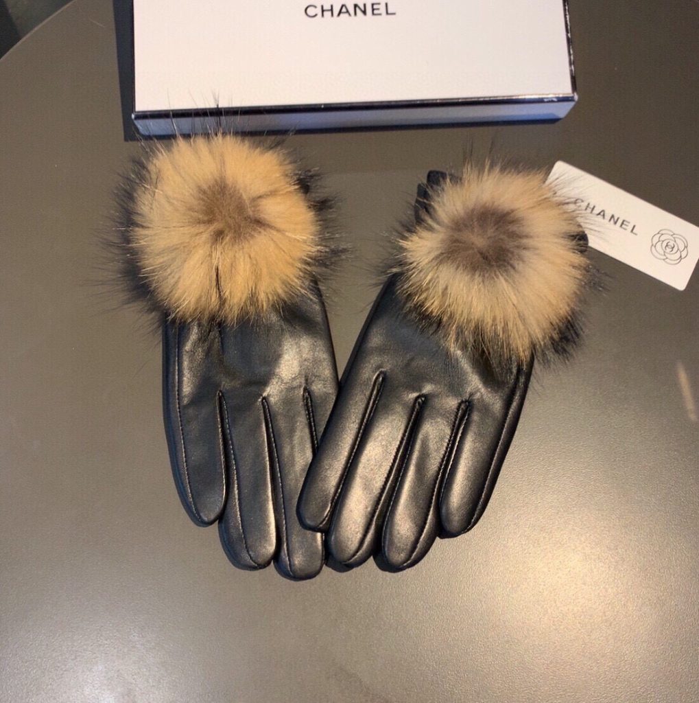 Chanel 2023 Fall/Winter Large Fox Fur Pom-Pom Touchscreen Gloves