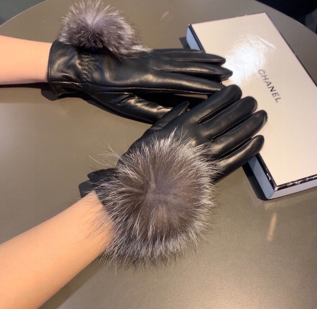 Chanel 2023 Fall/Winter Large Fox Fur Pom-Pom Touchscreen Gloves