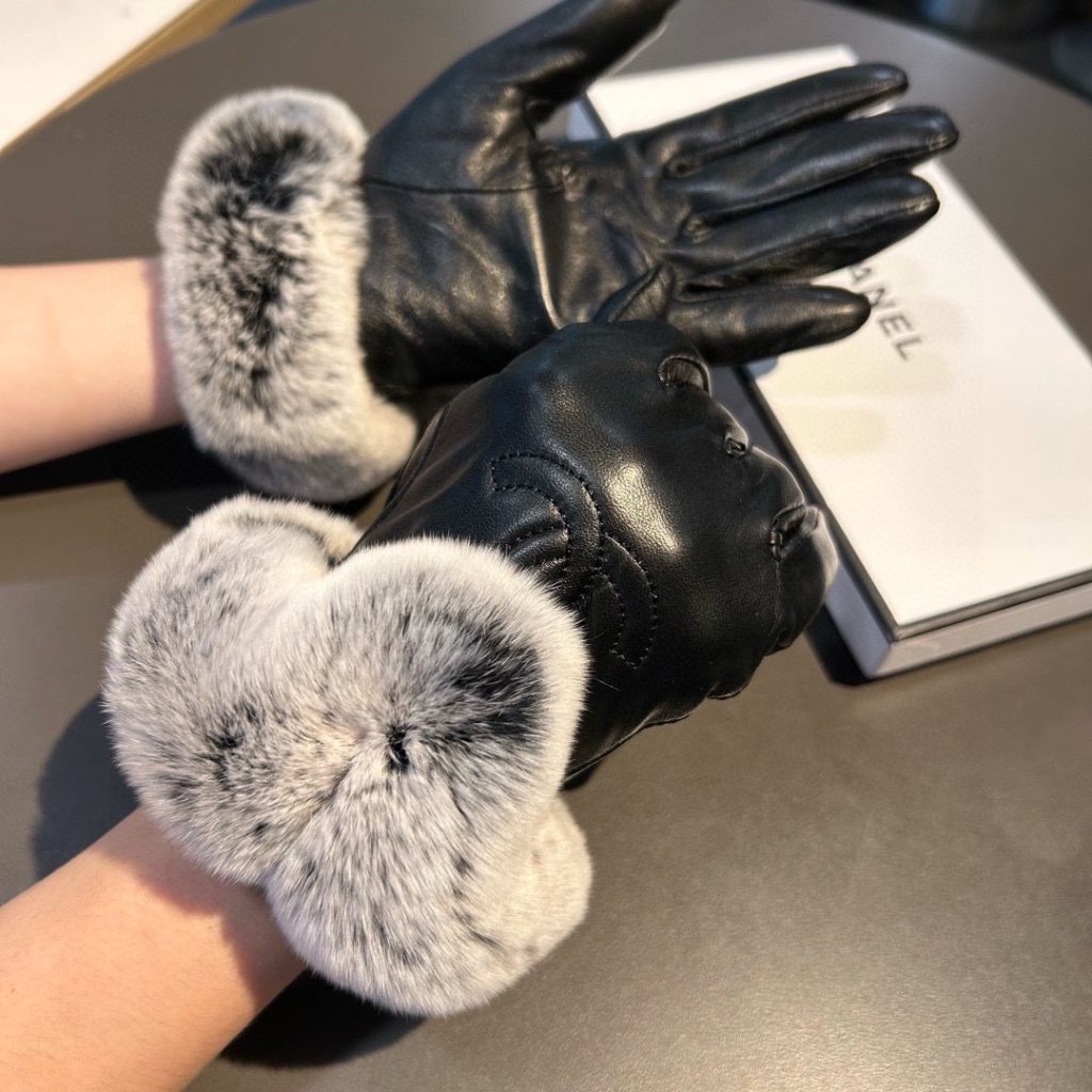 Chanel Autumn/Winter Lazy Rabbit Fur and Sheepskin Gloves