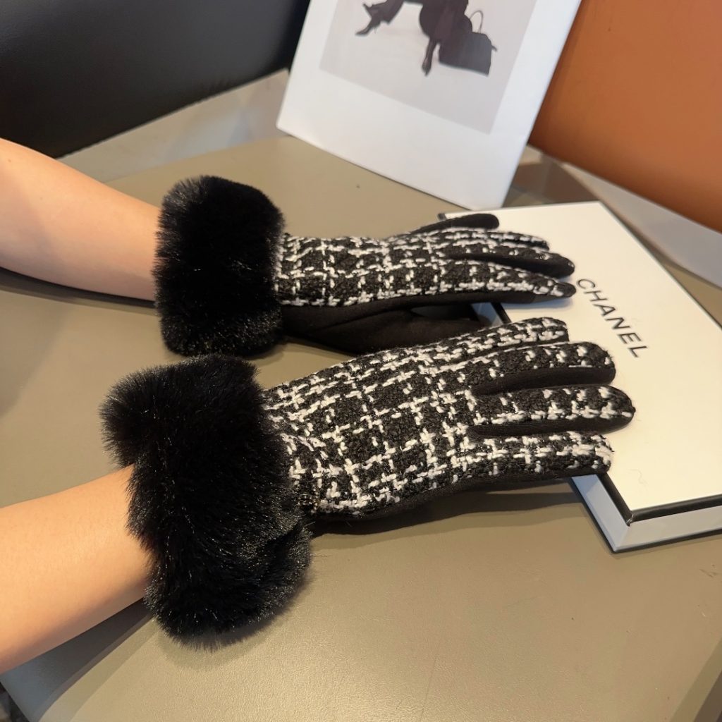 Chanel wool gloves