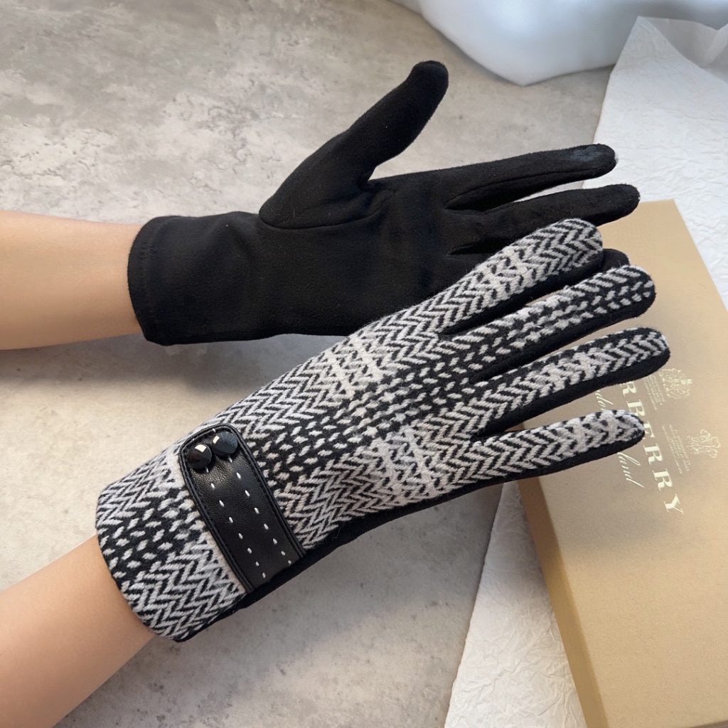 Burberry Women’s Gloves Black and White