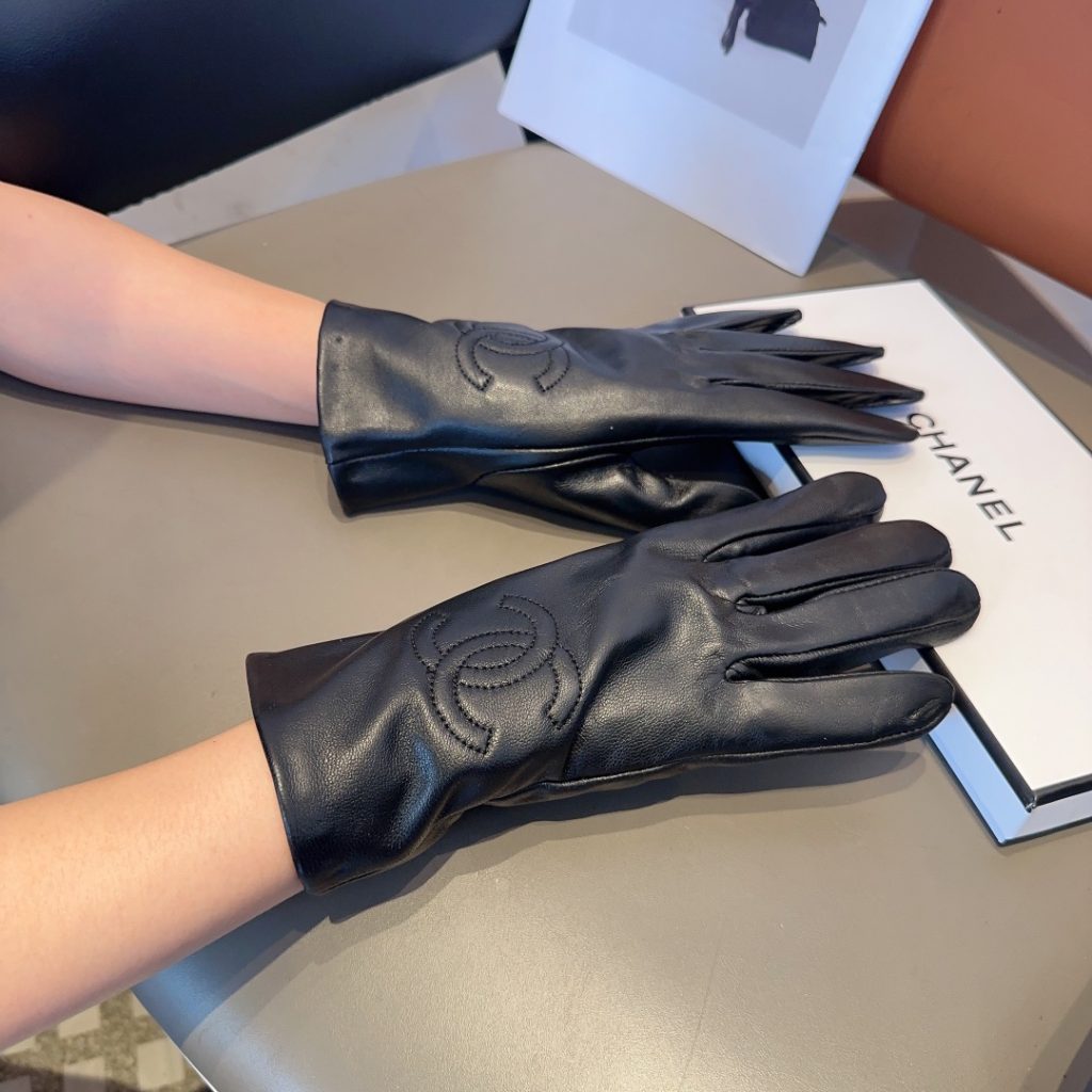 New exclusive release！ Touchscreen women’s Chanel gloves.