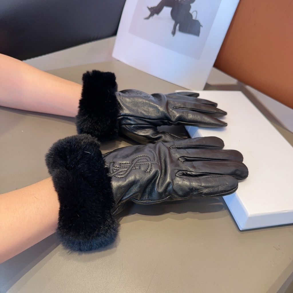 Saint Laurent autumn/winter rabbit fur gloves