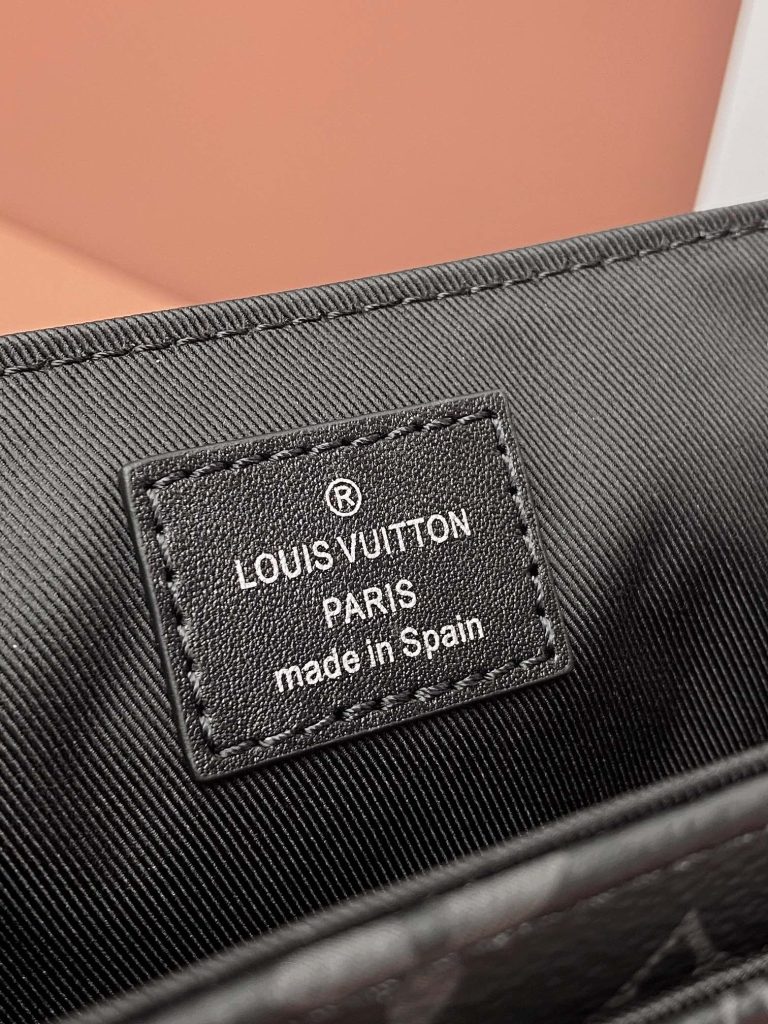 Louis Vuitton DISTRICT Small Messenger Bag