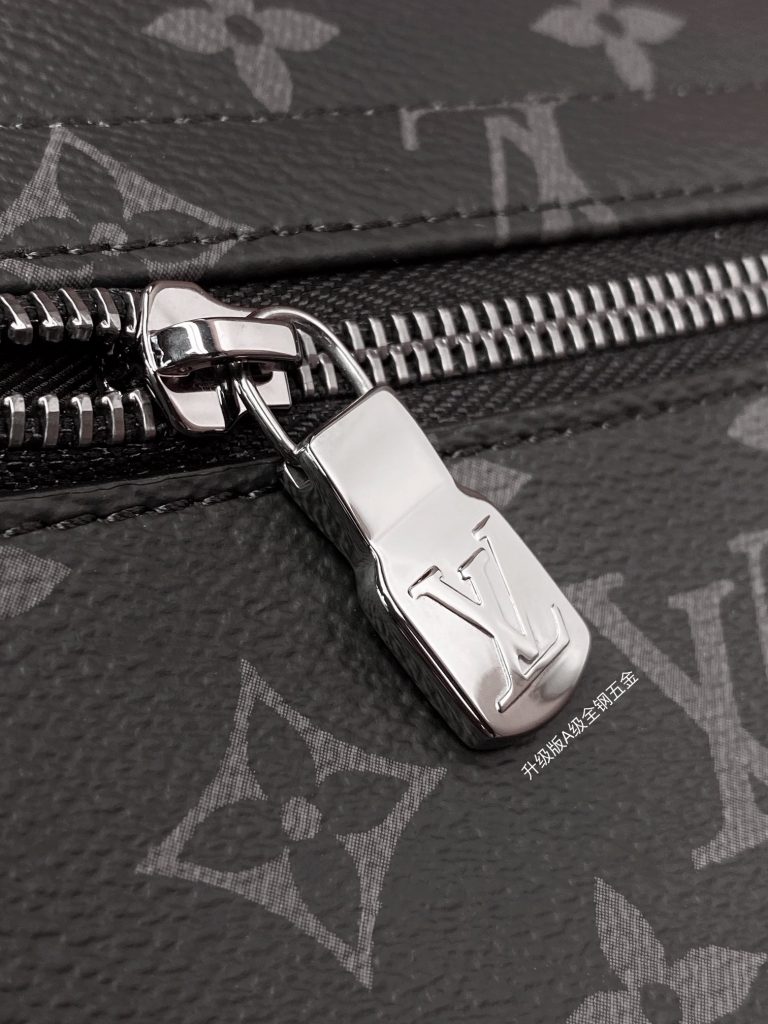 Louis Vuitton DISTRICT Small Messenger Bag