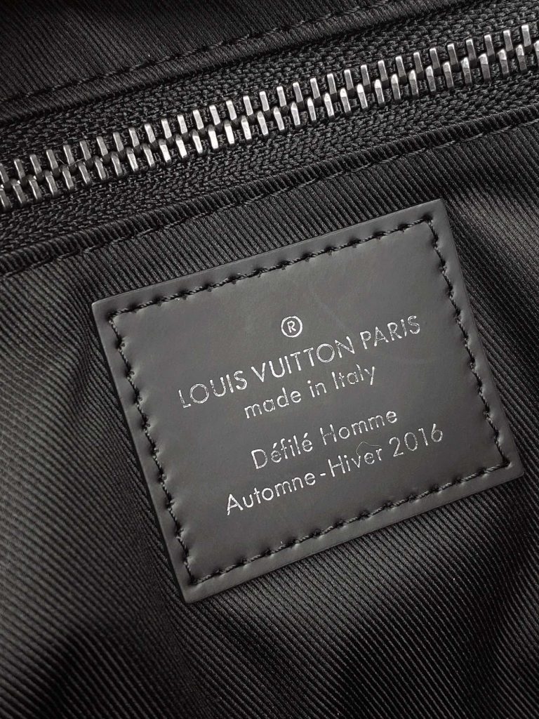 Louis Vuitton VOYAGER Small Messenger Bag