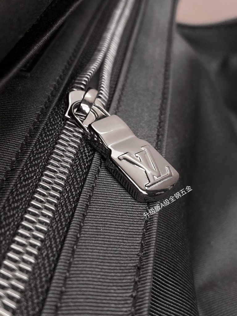 Louis Vuitton VOYAGER Small Messenger Bag