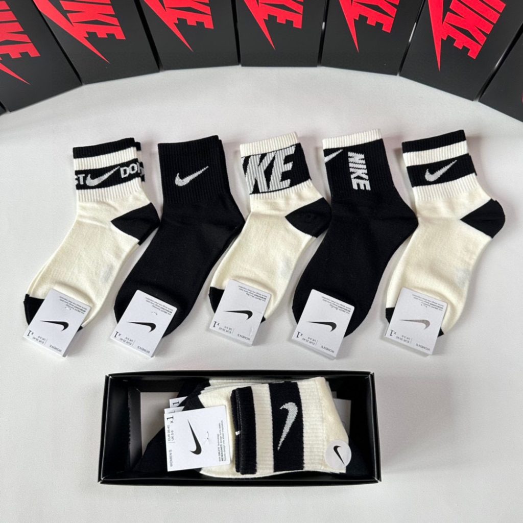 NIKE New Mid-Length Slouchy Socks