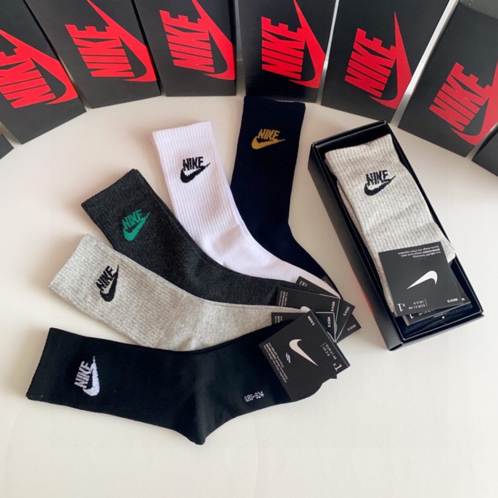 NIKE New Mid-Length Slouchy Socks