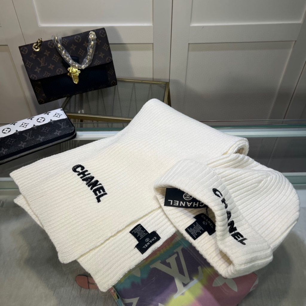 Chanel Online Sensation  New Classic Set: Hat + Scarf