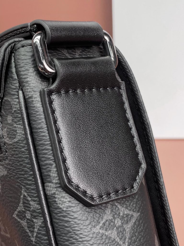 Louis Vuitton DISTRICT Small Messenger Bag