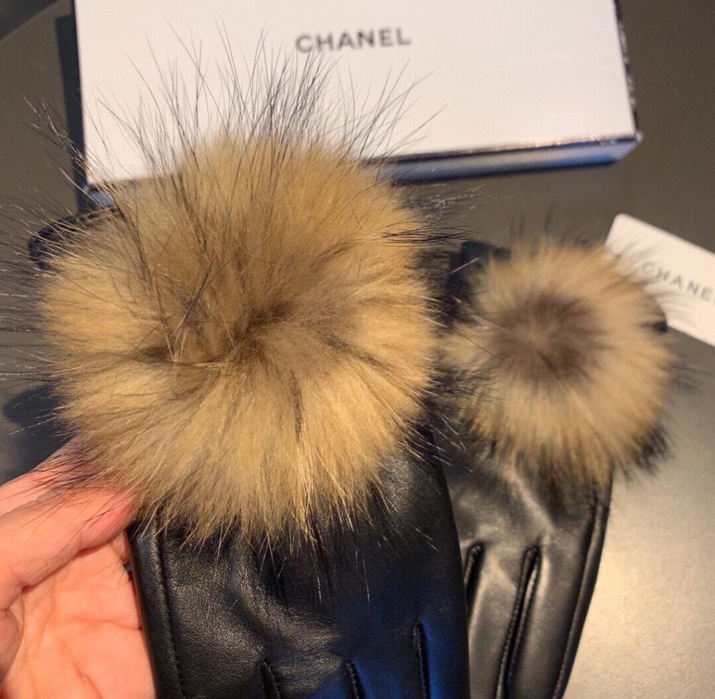 Chanel 2023 Fall/Winter Large Fox Fur Pom-Pom Touchscreen Gloves