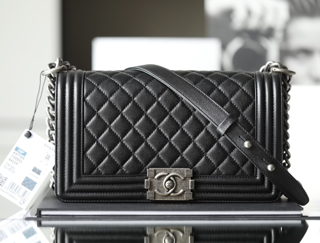 Chanel Leboy diamond pattern small ball pattern medium black