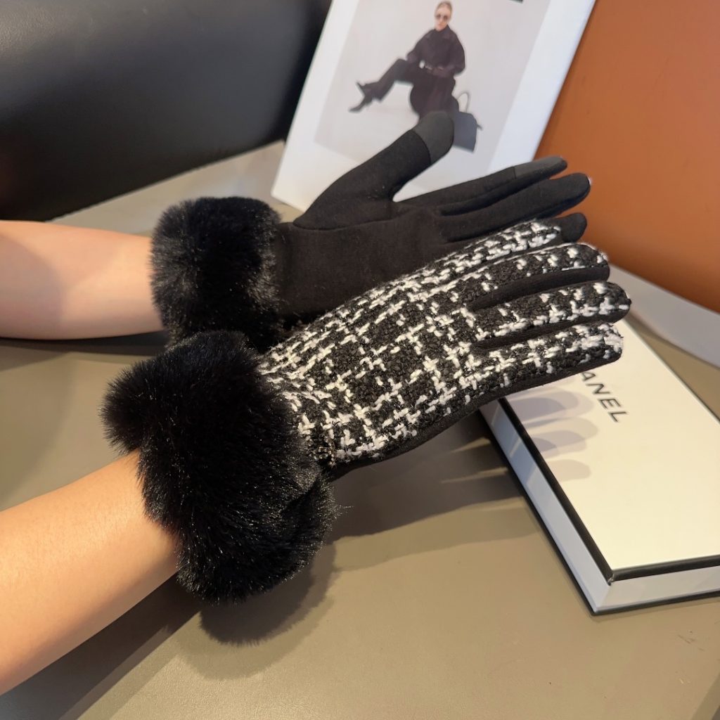 Chanel wool gloves