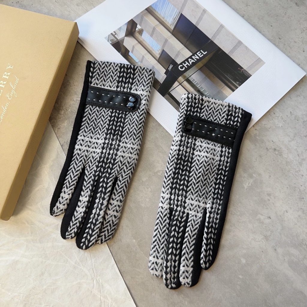 Burberry Women’s Gloves Black and White