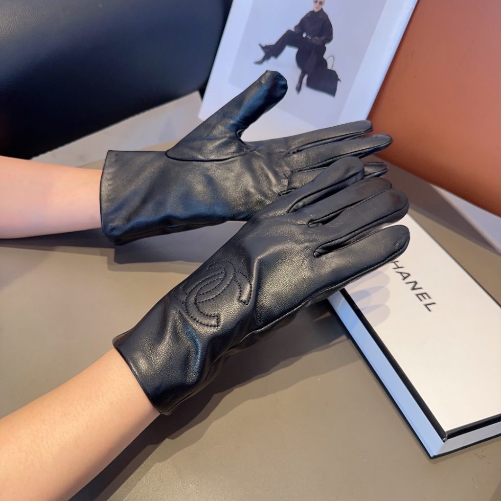 New exclusive release！ Touchscreen women’s Chanel gloves.