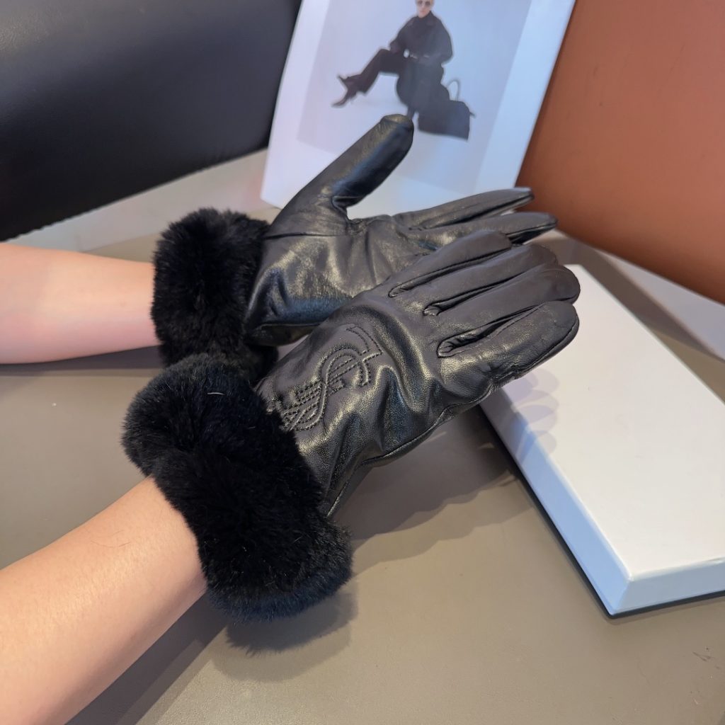 Saint Laurent autumn/winter rabbit fur gloves