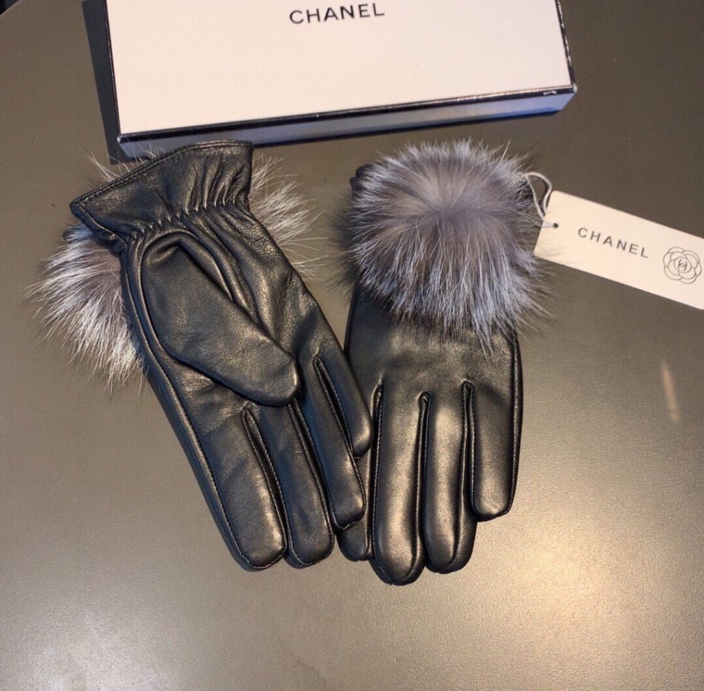 Chanel 2023 Fall/Winter Large Fox Fur Pom-Pom Touchscreen Gloves