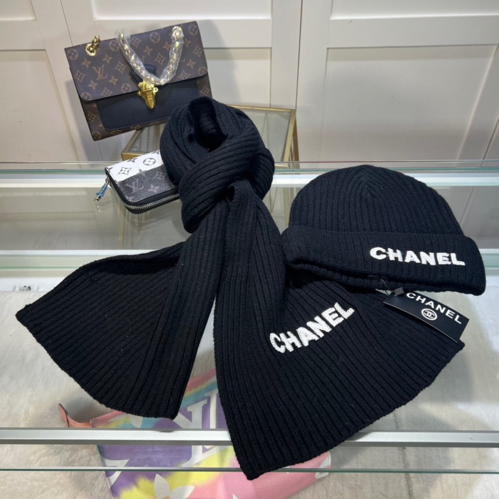 Chanel Online Sensation  New Classic Set: Hat + Scarf