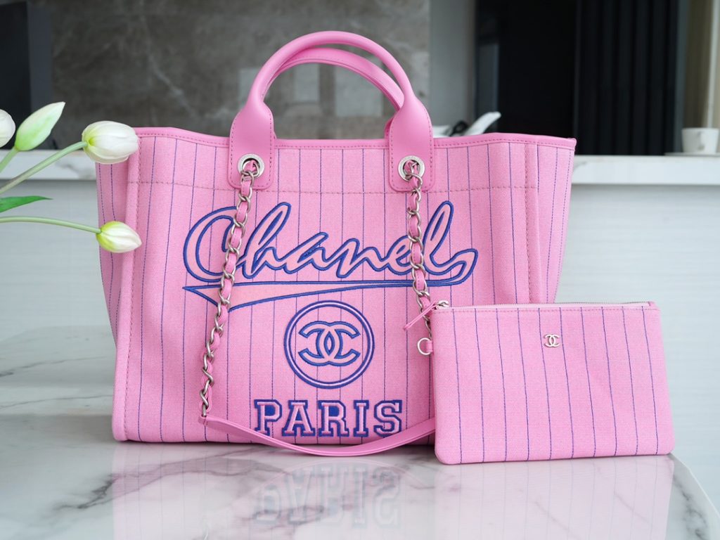 CHANEL shopping bag/beach bag