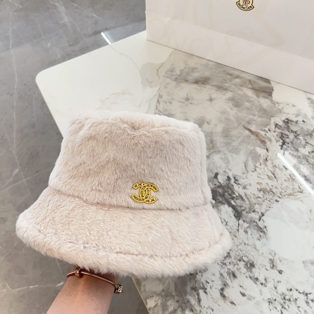 CHANEL  2024 Autumn/Winter Chanel-Style Plush Bucket Hat – White