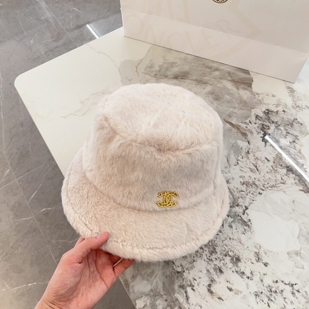 CHANEL  2024 Autumn/Winter Chanel-Style Plush Bucket Hat – White