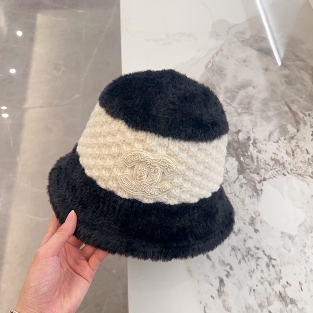 CHANEL 2024 Autumn/Winter Two-Tone Chanel-Style Designer Bucket Hat – White and Black