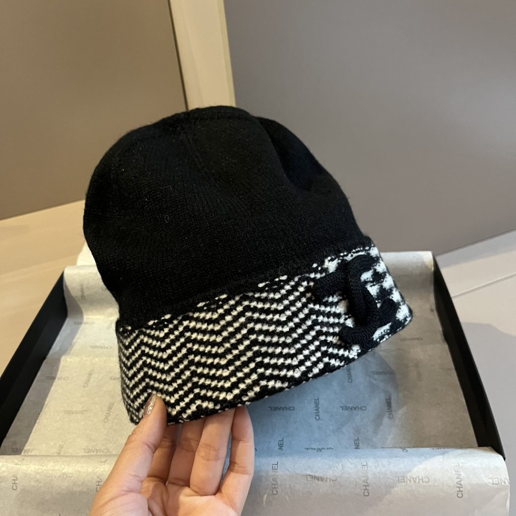 CHANEL Knitted wool hat-Black Top