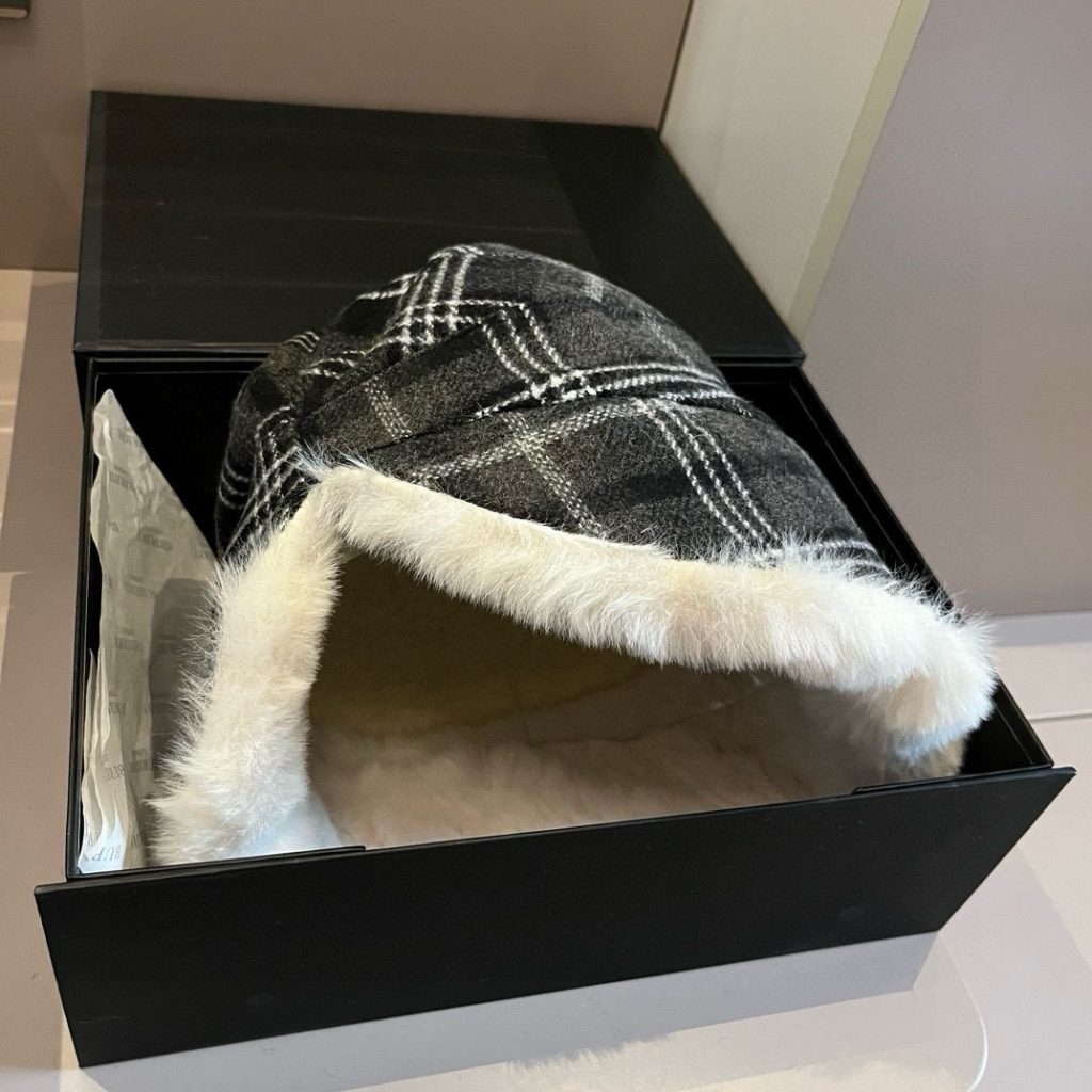 Burberry New Fleece-Lined Earflap Hat, Autumn-Winter Warmth, Classic BB Check Pattern, 57cm Head Circumference