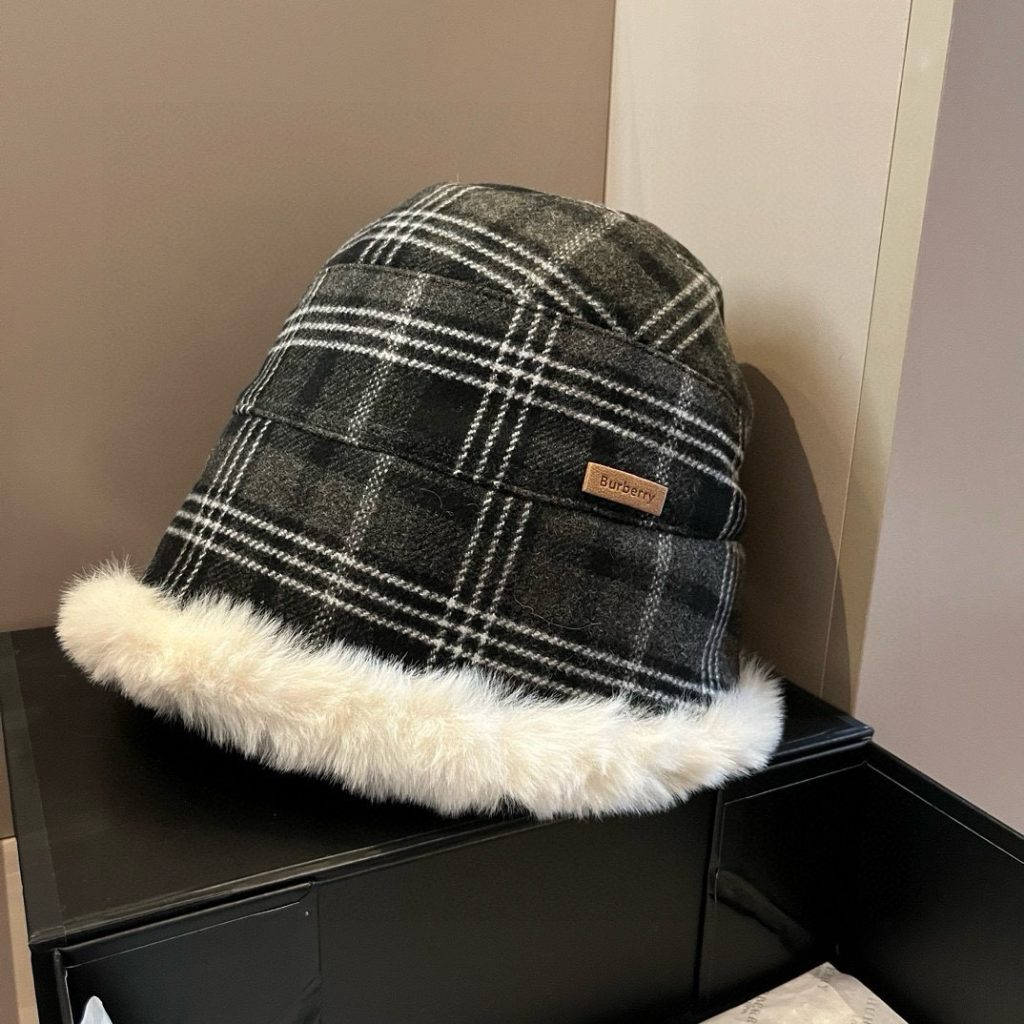 Burberry New Fleece-Lined Earflap Hat, Autumn-Winter Warmth, Classic BB Check Pattern, 57cm Head Circumference