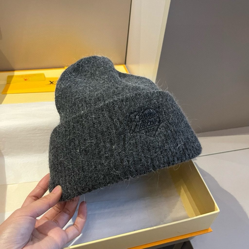 Louis Vuitton Autumn and Winter New Knitted Wool Hat, Warm Beanie, made with 50% wool and 50% rabbit fur, available in multiple colors for high-volume sales.