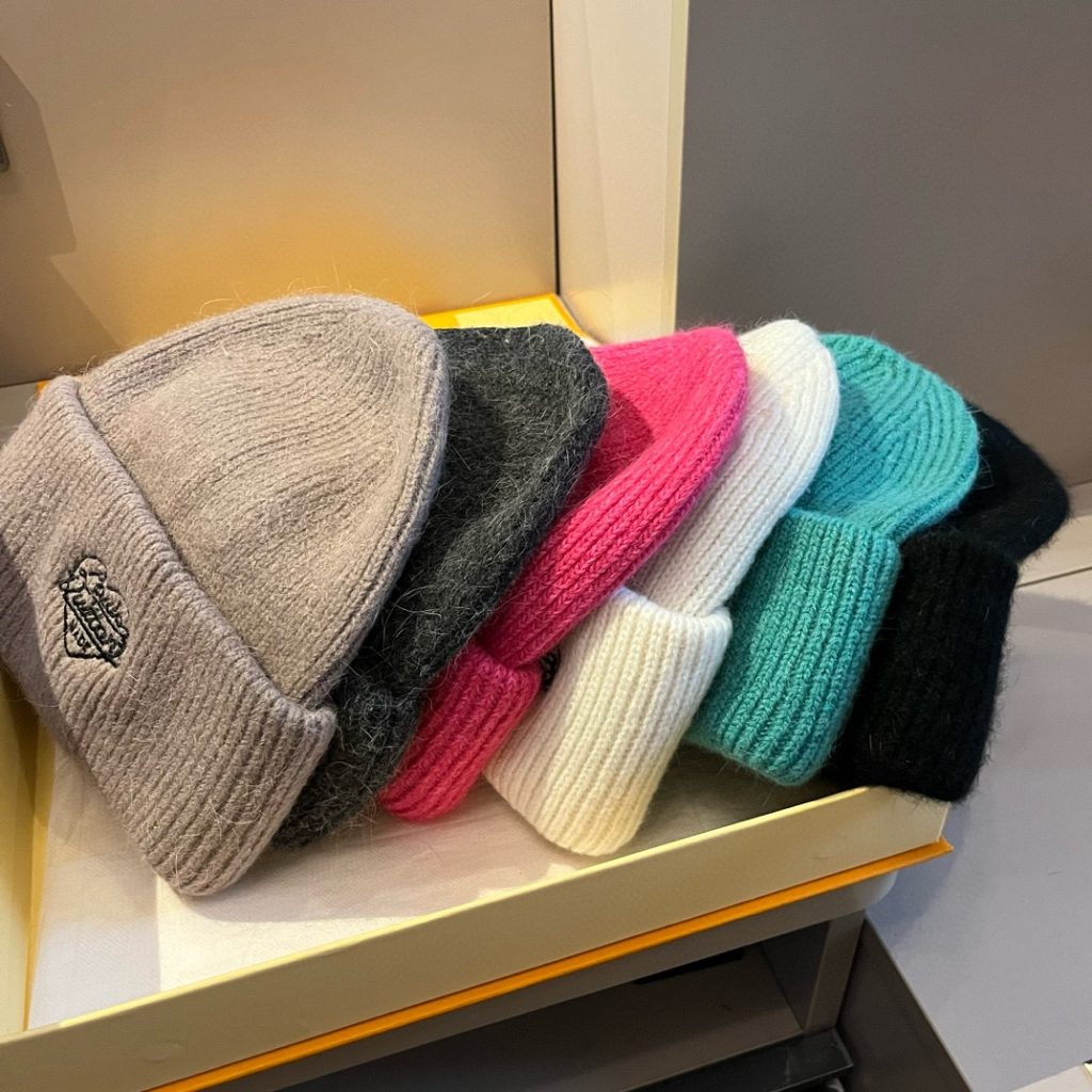 Louis Vuitton Autumn and Winter New Knitted Wool Hat, Warm Beanie, made with 50% wool and 50% rabbit fur, available in multiple colors for high-volume sales.