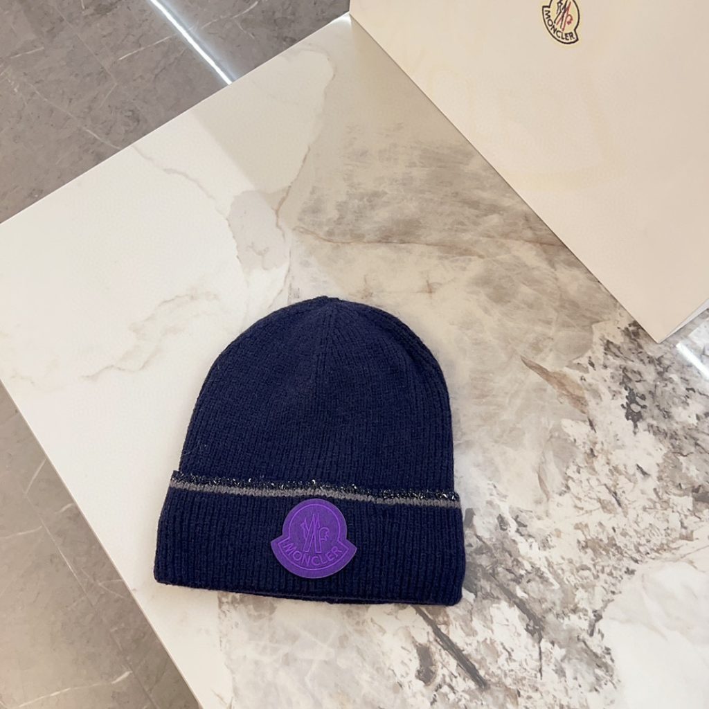 Moncler 2024 Early Autumn Collection, Men’s and Women’s Knit Beanie, Designer Fashion, Versatile and Stylish