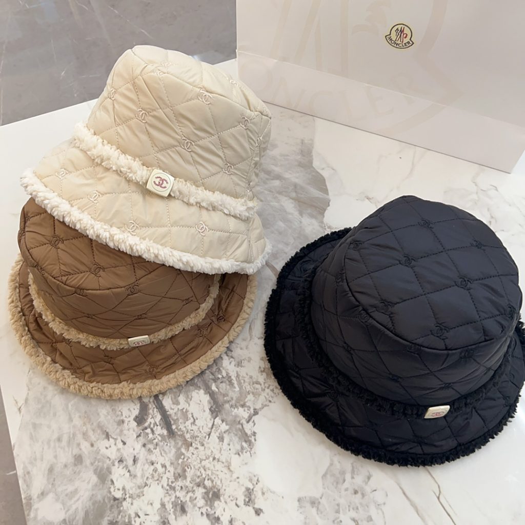 CHANEL 2024 Autumn and Winter Chanel-Style Reversible Plush Fisherman Hat   Classic, Versatile, and Casual – Chic and Stylish!