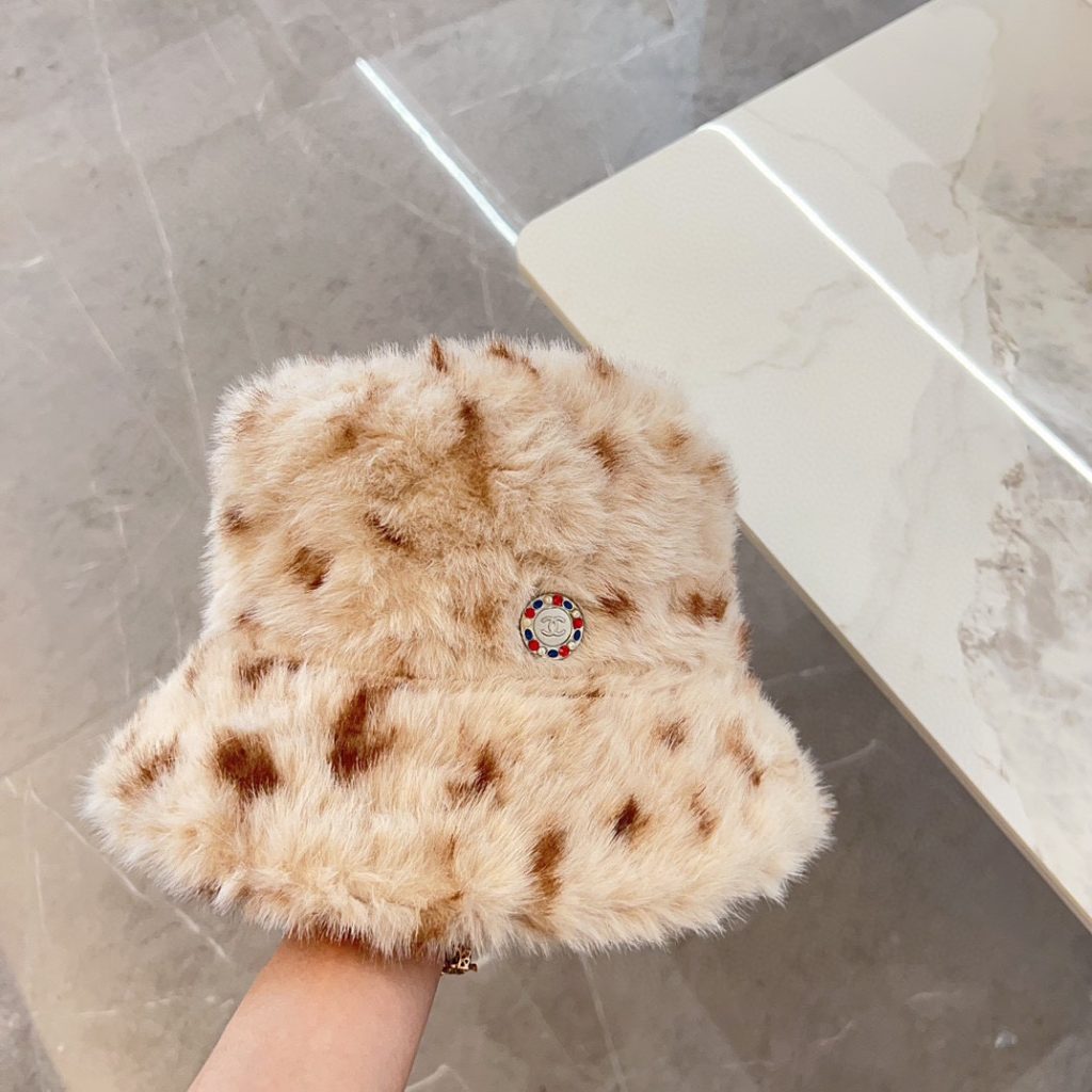 CHANEL 2024 Autumn and Winter Chanel-Style Leopard Print Plush Fisherman Hat   Classic, Versatile, and Casual – Trendy and Stylish!