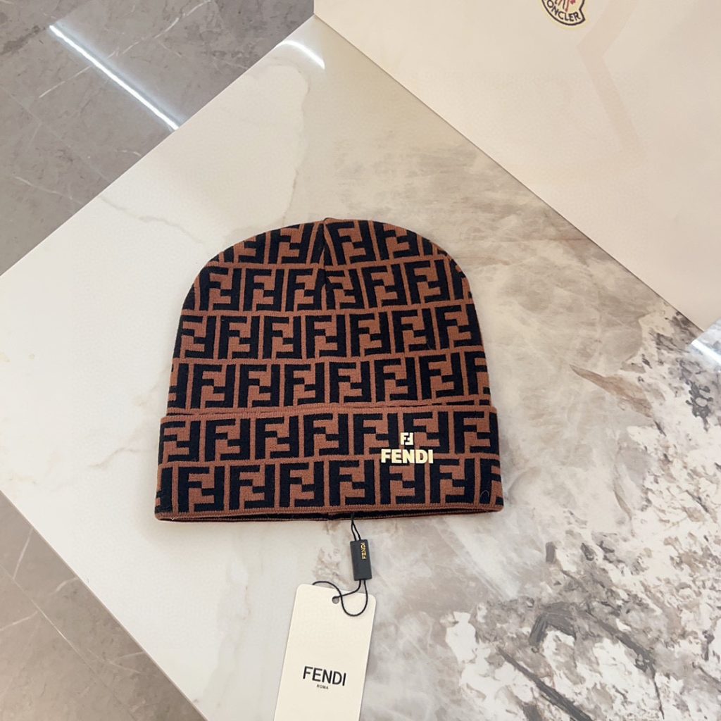 FENDI 2024 Autumn and Winter New Designer Knit Beanie, Unisex Design, Plush Material, Highly Versatile