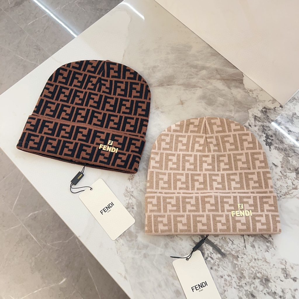 FENDI 2024 Autumn and Winter New Designer Knit Beanie, Unisex Design, Plush Material, Highly Versatile