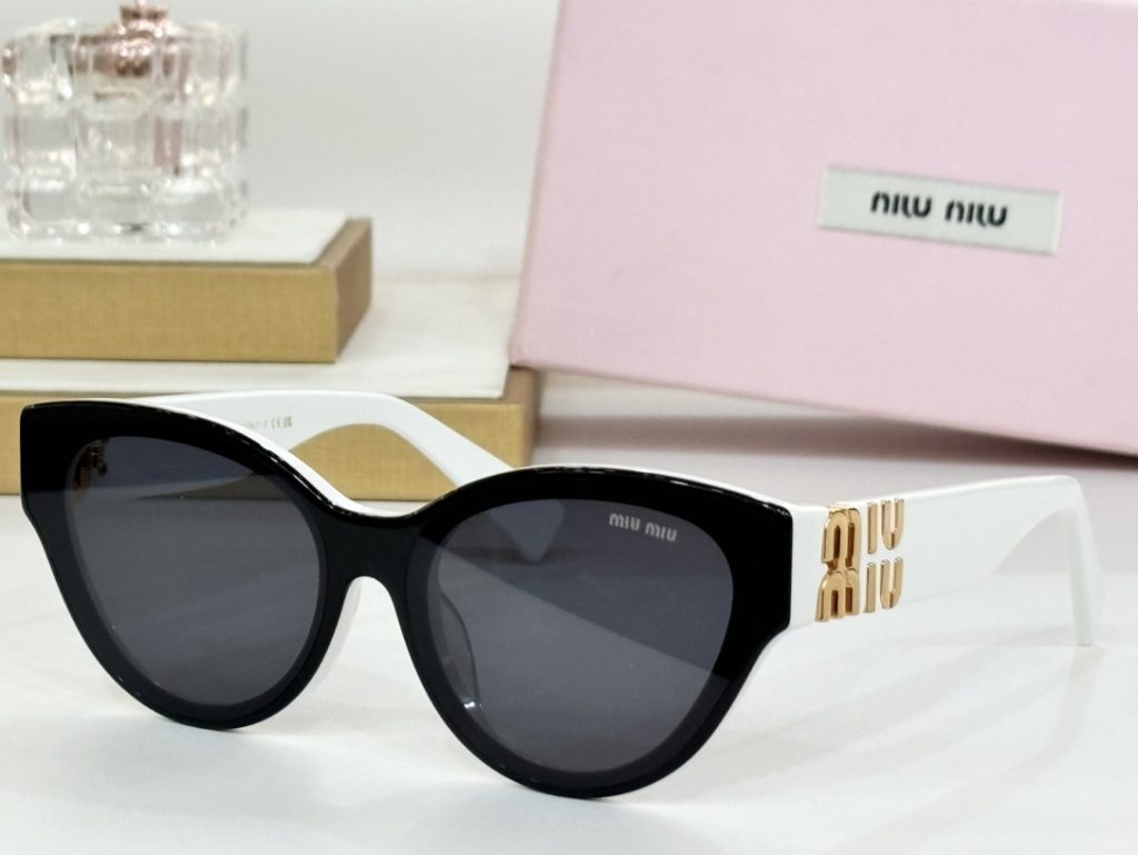 Miu Miu Sunglasses MODEL：MU104AV