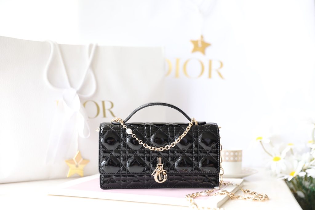 Dior Clutch – A Sophisticated New Arrival