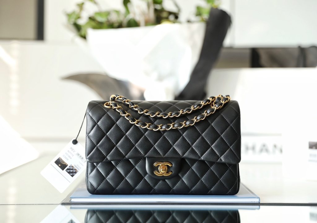 Chanel 𝙲𝚕𝚊𝚜𝚜𝚒𝚌 𝙵𝚕𝚊𝚙 𝙼𝚎𝚍𝚒𝚞𝚖 Black with Gold Buckle & Silver Buckle