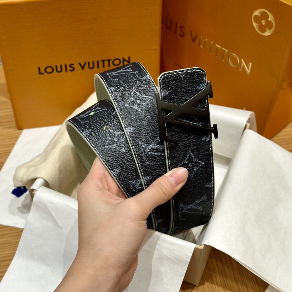 Louis Vuitton Classic Monogram Belt – Reversible with Signature Pattern & Smooth Leather