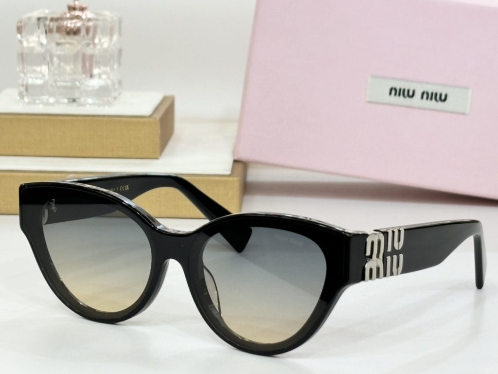 Miu Miu Sunglasses MODEL：MU104AV