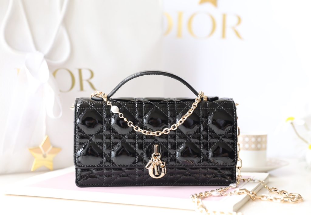 Dior Clutch – A Sophisticated New Arrival