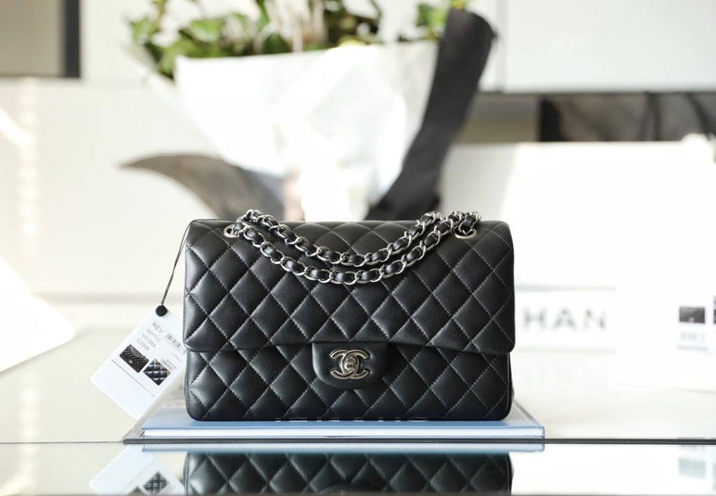 Chanel 𝙲𝚕𝚊𝚜𝚜𝚒𝚌 𝙵𝚕𝚊𝚙 𝙼𝚎𝚍𝚒𝚞𝚖 Black with Gold Buckle & Silver Buckle