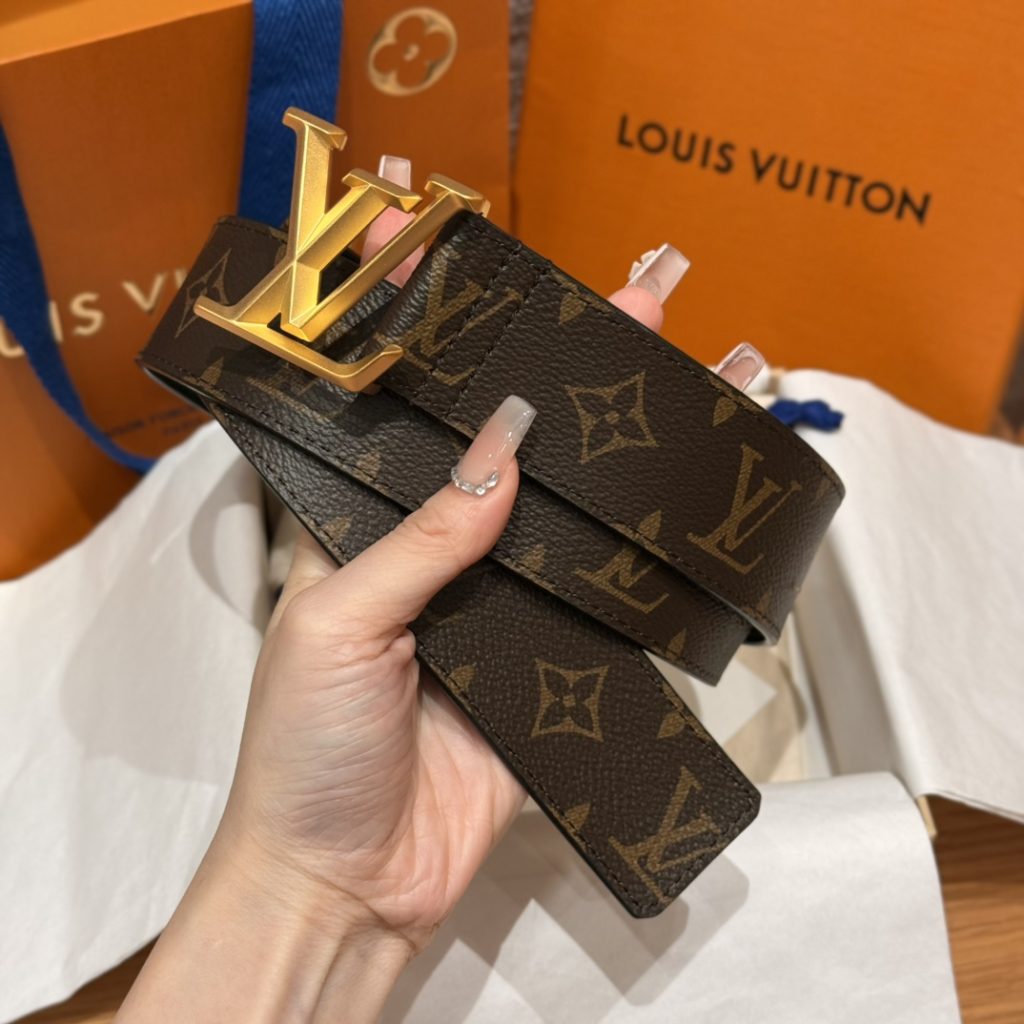 Classic LV Men’s Double-Sided Monogram Belt , Letter Buckle, 4.0cm Width, Timeless Design, Must-Have Accessory