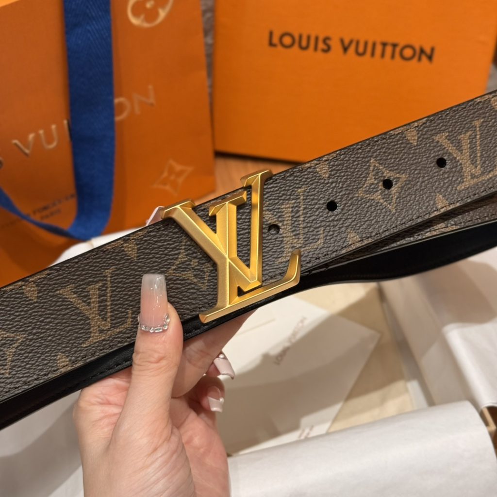 Classic LV Men’s Double-Sided Monogram Belt , Letter Buckle, 4.0cm Width, Timeless Design, Must-Have Accessory