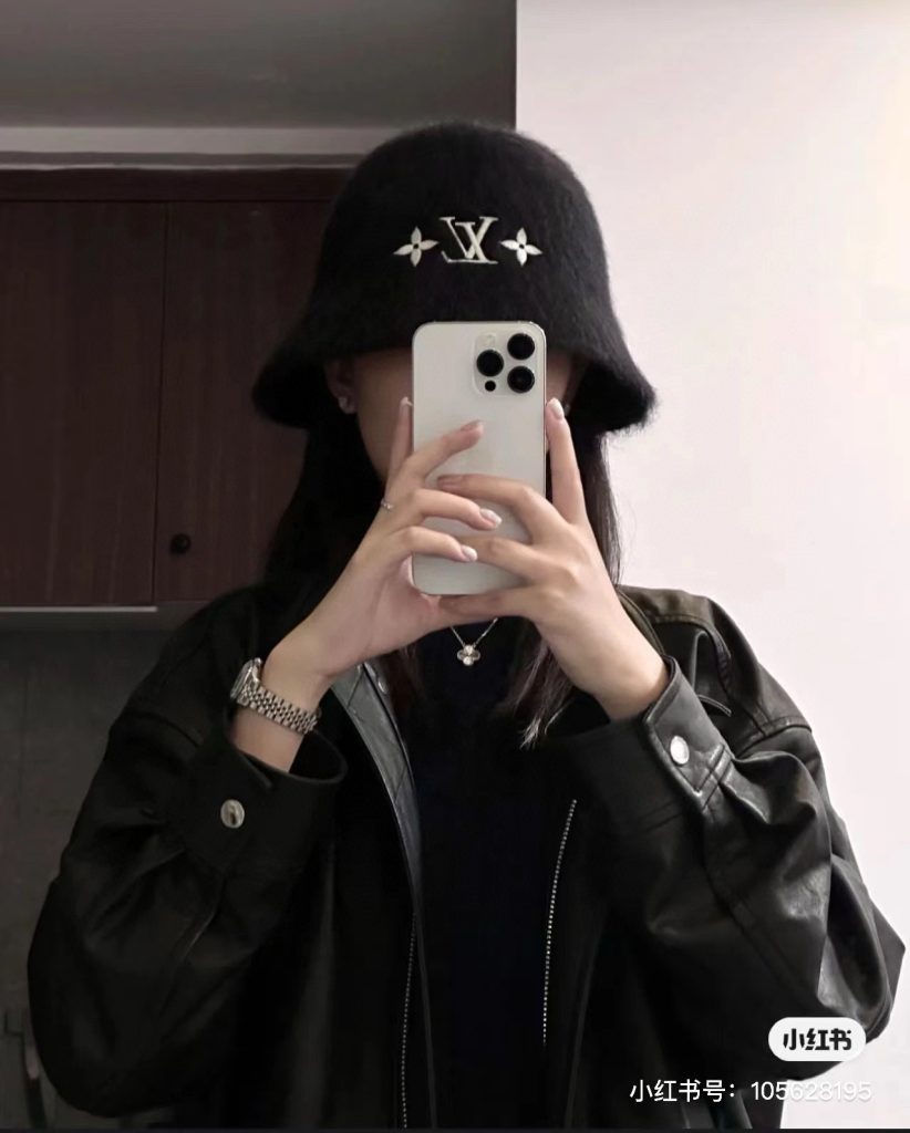 Louis Vuitton Fall/Winter New Fisherman Hat: Hand-held design, foldable, available in black and white, with a head circumference of 57cm.