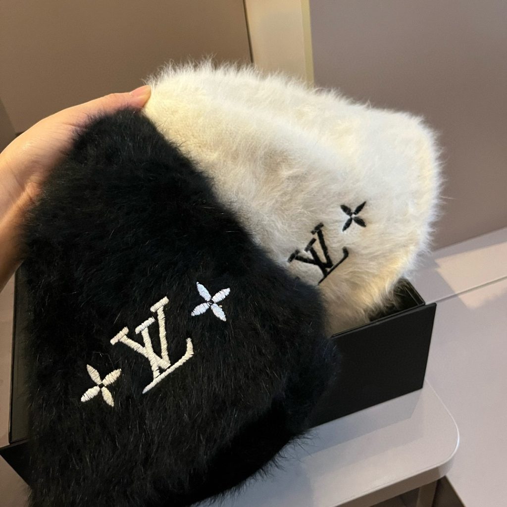 Louis Vuitton Fall/Winter New Fisherman Hat: Hand-held design, foldable, available in black and white, with a head circumference of 57cm.