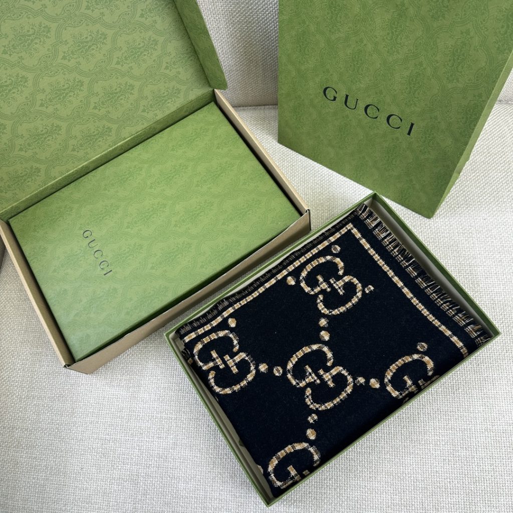 Gucci Letter style scarf, 47*180cm, 100% wool.